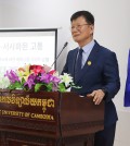 지난 15일 캄보디아 대학교에서 열린 '동아시아 로컬리티와 젠더의 교차' 국제학술대회에서 이형대 고려대학교 민족문화연구원장이 개회사를 하고 있다._WS