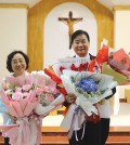 지난 17일 프놈펜한인성당에서 열린 '강 건너 봄이 오듯' 독창회에서 성악가 이철수(우)와 피아니스트 전혜영(좌)가 관객들로부터 받은 꽃다발을 품에 안고 기념사진을 촬영하고 있다._WS
