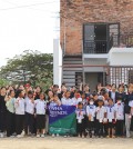 지난 1월 23일 프놈펜 소재 이화사회복지센터 앞에서 플로깅 활동 중 이화봉사단원들과 센터 아동들이 함께 기념사진을 촬영하고 있다._WS