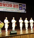 지난 4일 캄한협력센터(CKCC)에서 열린 연합국악예술단 공연에서 이문주국악예술단이 전문소리꾼들이 소리판을 벌릴 때 처음 부르는 노래중 하나인 서도놀량을 선보이고 있다._WS
