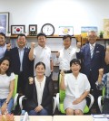 지난 14일 한인회관에서 열린 한인단체장 간담회에서 참가자들이 기념사진을 촬영하고 있다._ws