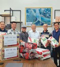 지난 3월 29일 열린 '교민사랑나눔' 행사에서 한인회와 노인회가 도움이 필요한 교민 27여 명에게 쌀과 라면 등 지원물품을 전달했다.(노인회)_WS
