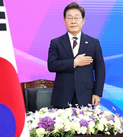 국기에 경례하는 이재명 대통령