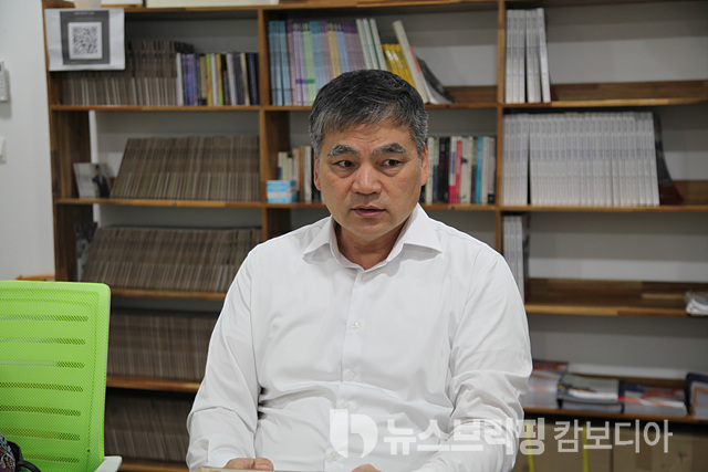 김대윤 한인회 부회장이 코리안데스크에 대해 설명하고 있다