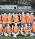 지난 5일 화요일 오전 모임에 참석한 족구동호회 회원들이 이온몰 센속점 4층 풋살장에서 단체사진을 촬영하고 있다_WS