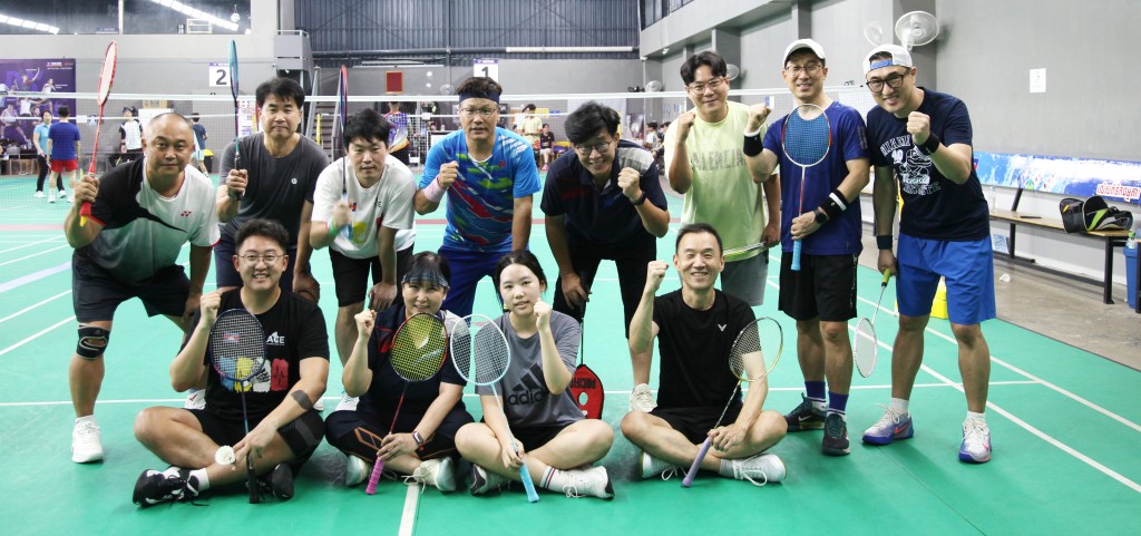 지난 7월 7일 프놈펜 에이스 배드민턴 클럽에서 열린 ‘캄보디아한인체육회–배드민턴 협회 친선교류회’에서 관계자들이 기념촬영을 하고 있다_WS
