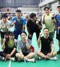 지난 7월 7일 프놈펜 에이스 배드민턴 클럽에서 열린 ‘캄보디아한인체육회–배드민턴 협회 친선교류회’에서 관계자들이 기념촬영을 하고 있다_WS