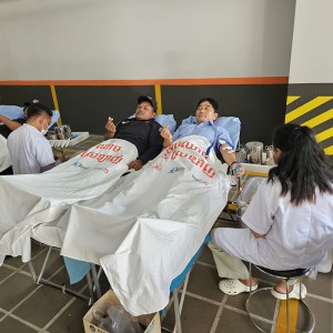 지난 10일 열린 헌혈 캠페인에서 전범배 대표(오른쪽)가 CSC 경호경비 직원과 함께 헌혈을 하고 있다_WS