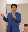 지난 8월 29일 큐사랑이 프놈펜에서 개최한 창업 세미나에서 한윤섭 회장이 '제왕충초' 제품을 비롯한 큐사랑의 강점에 대한 강연을 진행하고 있다_WS