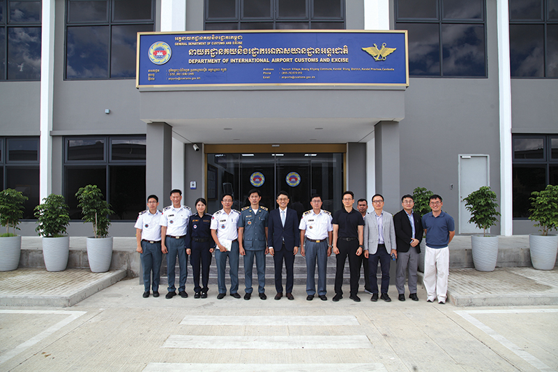 코트라는_지난_10월_31일_캄보디아_떼쪼_국제공항_관세청을_방문해_공항세관_관계자들과_첫_공식_네트워킹_자리를_마련했다_WS