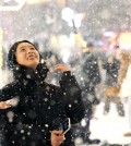 서울의 눈 즐기는 외국인 관광객들