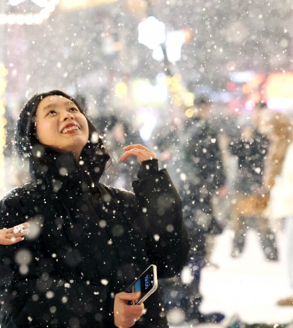 서울의 눈 즐기는 외국인 관광객들