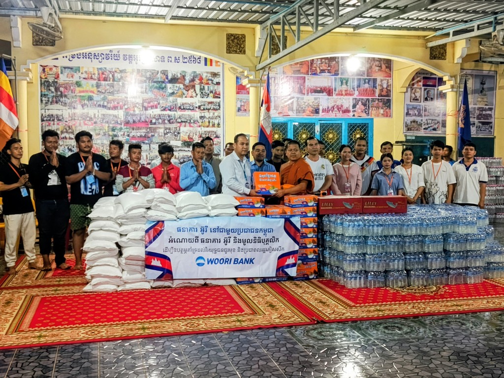 Donation to the refugee camp at Wat Aram, Banteay Meanchey Province