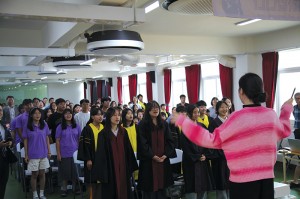 이날 전교생이 함께 교가를 제창하며 졸업식을 마무리했다._WS