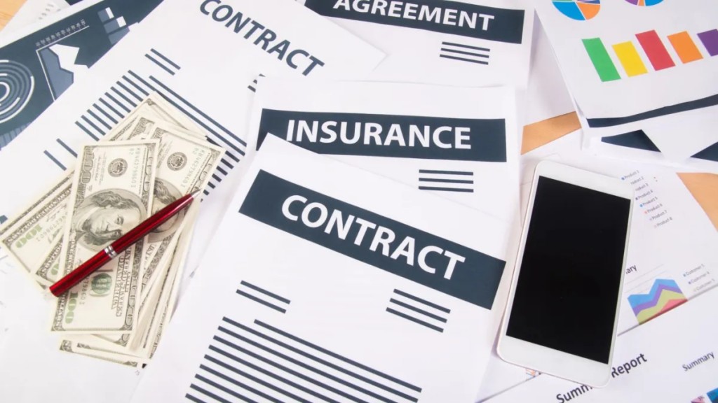 BandiView_close-up-smartphone-money-graphs-charts-workplace-office-business-concept_by-jcomp.jpg