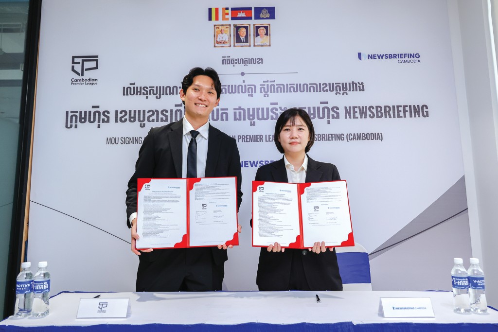 구자현_CPL_CEO왼쪽와_정인솔_뉴스브리핑캄보디아_발행인오른쪽이_MoU_체결_후_협약서를_들고_기념촬영을_하고_있다