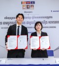 구자현_CPL_CEO왼쪽와_정인솔_뉴스브리핑캄보디아_발행인오른쪽이_MoU_체결_후_협약서를_들고_기념촬영을_하고_있다